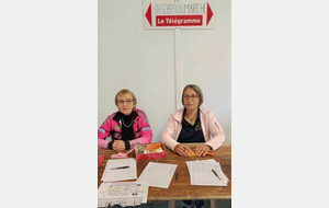 Dany et Solange attendent les marcheurs-euses
