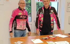 Yvon et Gérard attendent les VTT